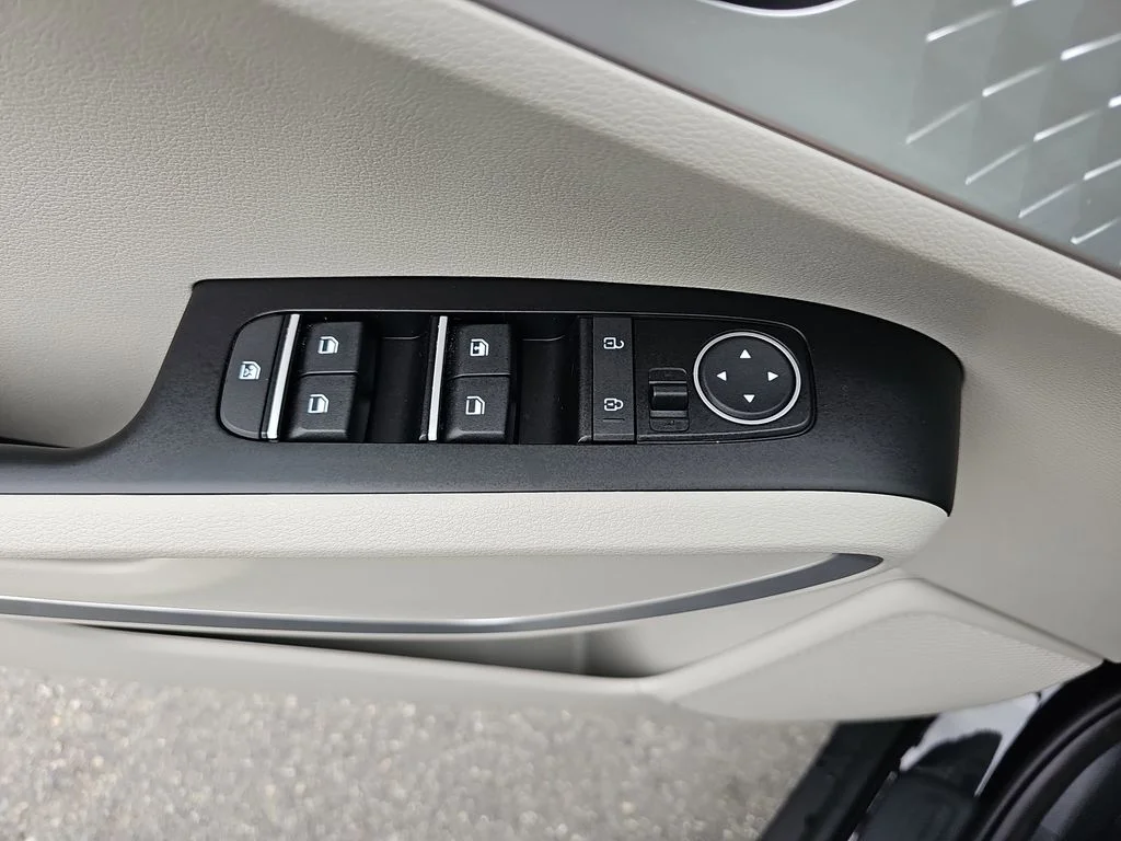 Used 2025 Black Kia LX image 28