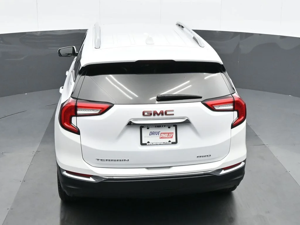 Used 2024 White GMC SLT image 21