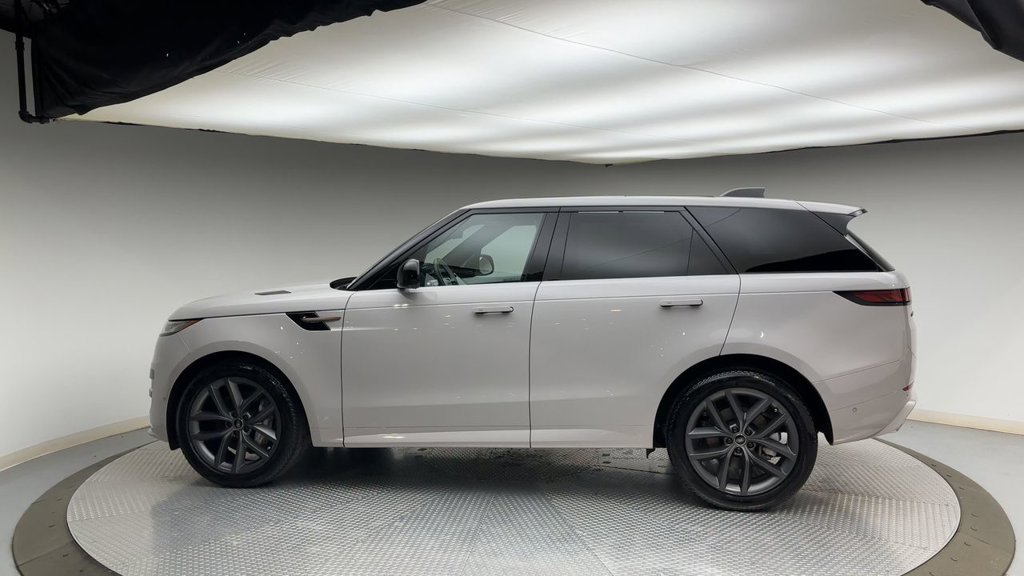 Used 2025  Land Rover Dynamic SE image 5