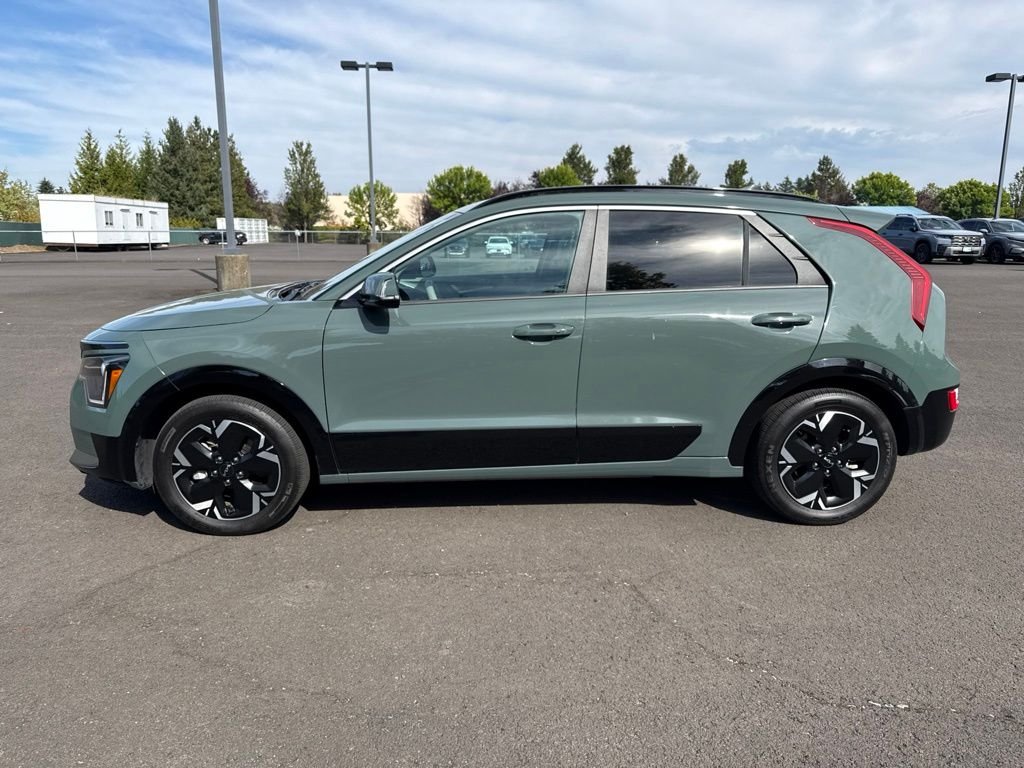 Used 2023 Cityscape Green Kia Wind image 4