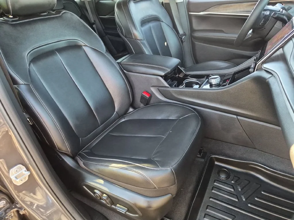 Used 2022  Jeep Limited image 33