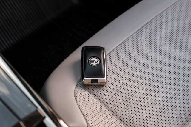 Certified Used 2024 Flux Silver SV Bespoke Ultra Metallic Gloss Land Rover SV Edition One Flux Silver image 79
