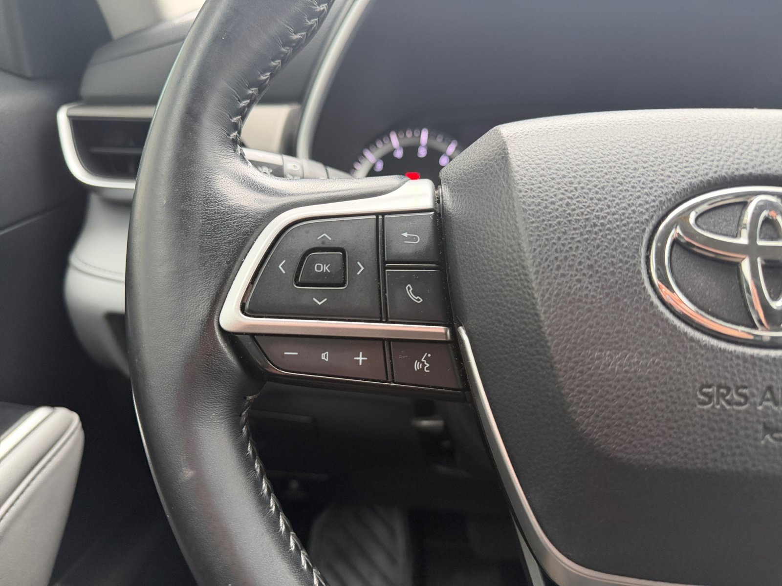 Used 2022 Amber Toyota XLE image 11