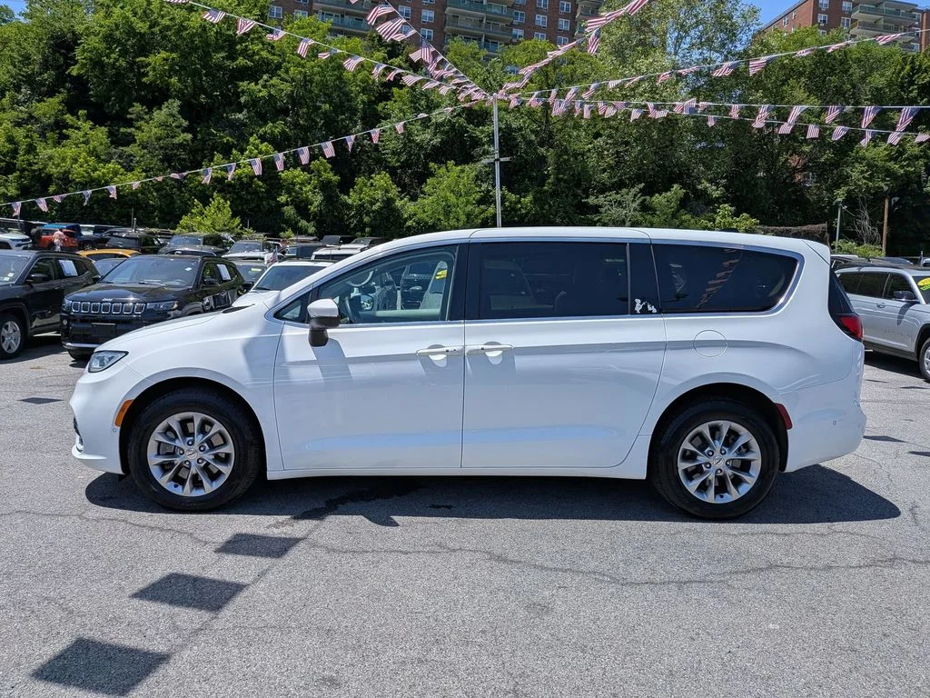 Used 2023 White Chrysler Touring L image 11