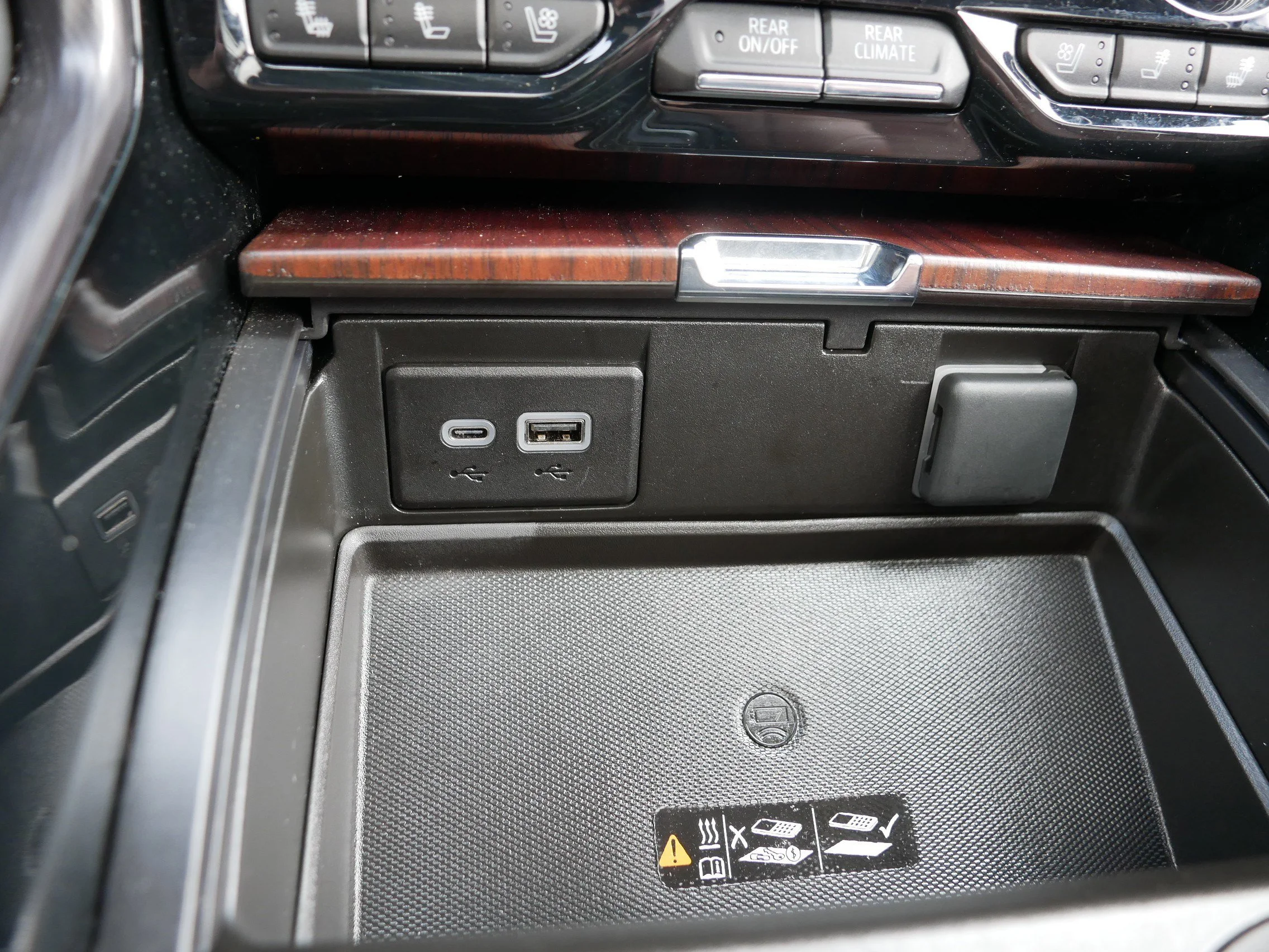 Used 2024 Onyx Black GMC Denali Ultimate image 32