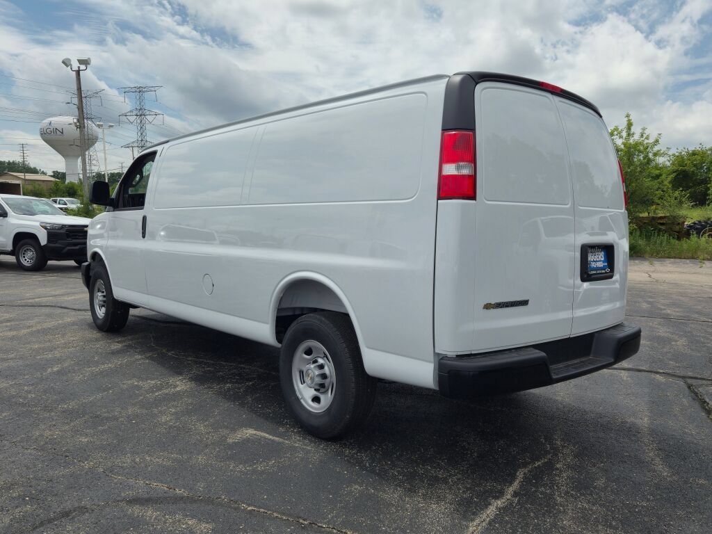 New 2026 Summit White Chevrolet WT image 14