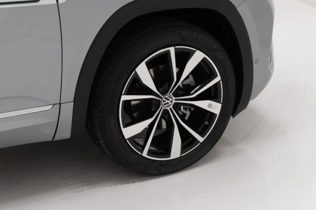 New 2026 Silver Mist Metallic Volkswagen 2.0T SEL Premium R-Line image 5