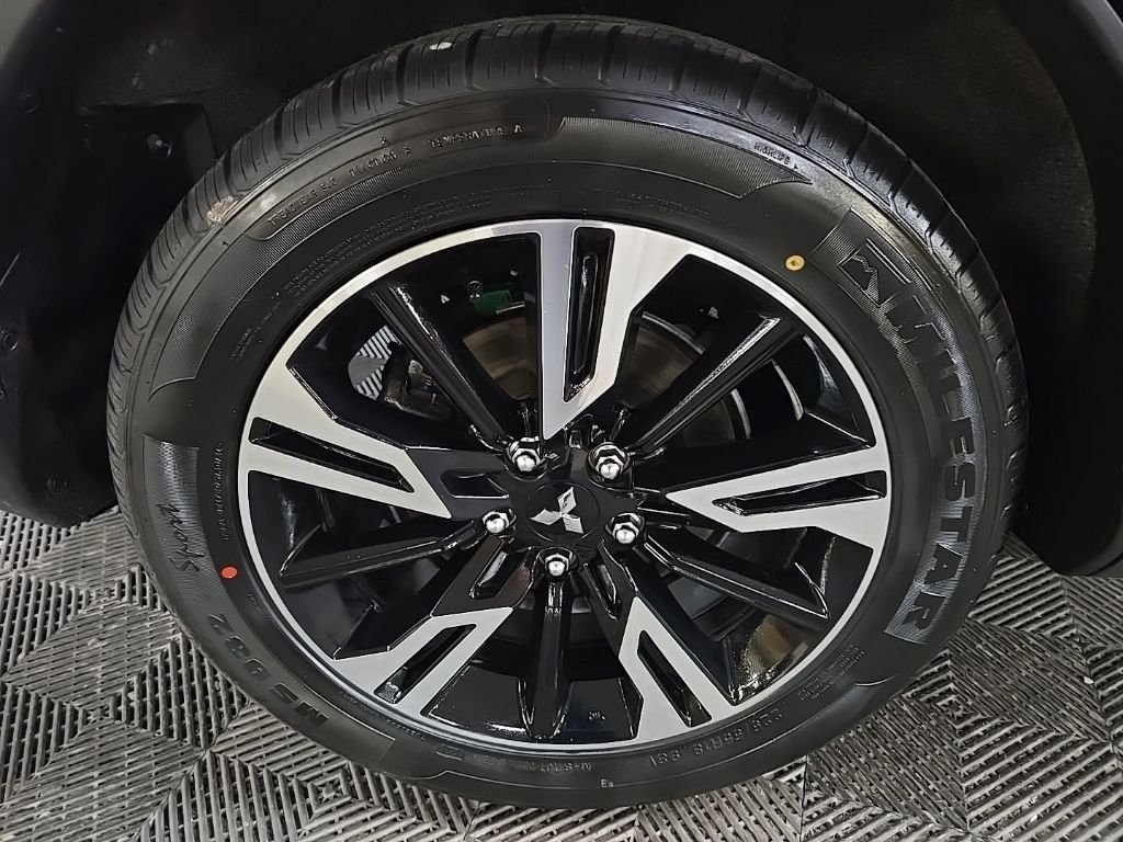 Used 2025 Labrador Black Pearl Mitsubishi SE image 16