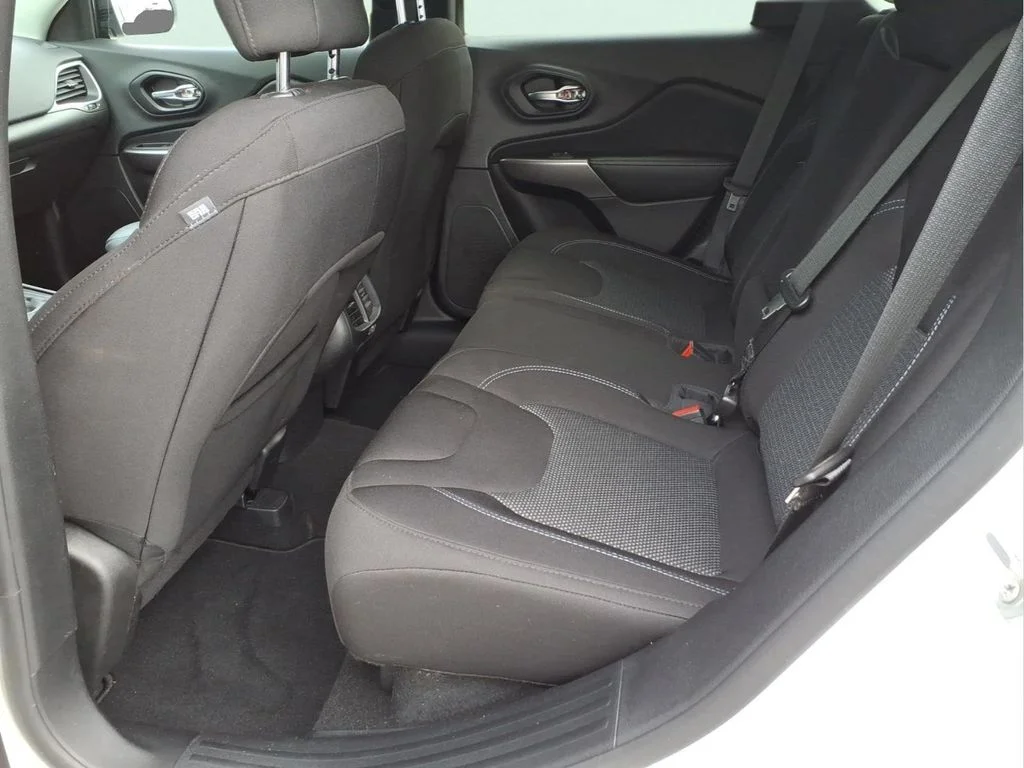 Used 2021 White Jeep Latitude image 16