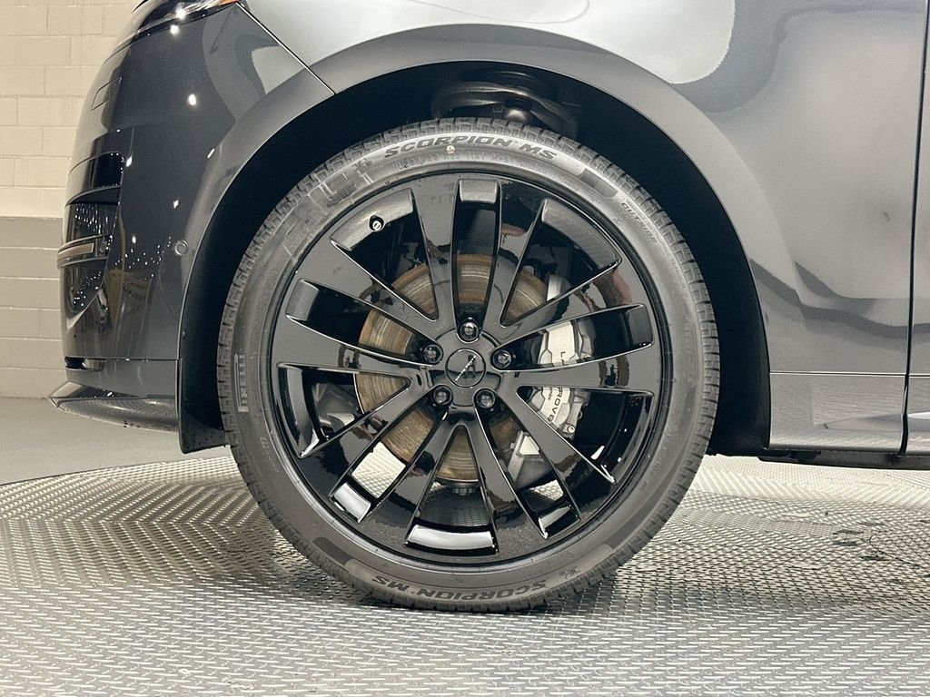 New 2026 Carpathian Grey Land Rover Dynamic SE image 5