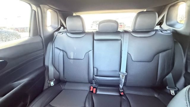 New 2026 Bright White Clearcoat Jeep Latitude image 25