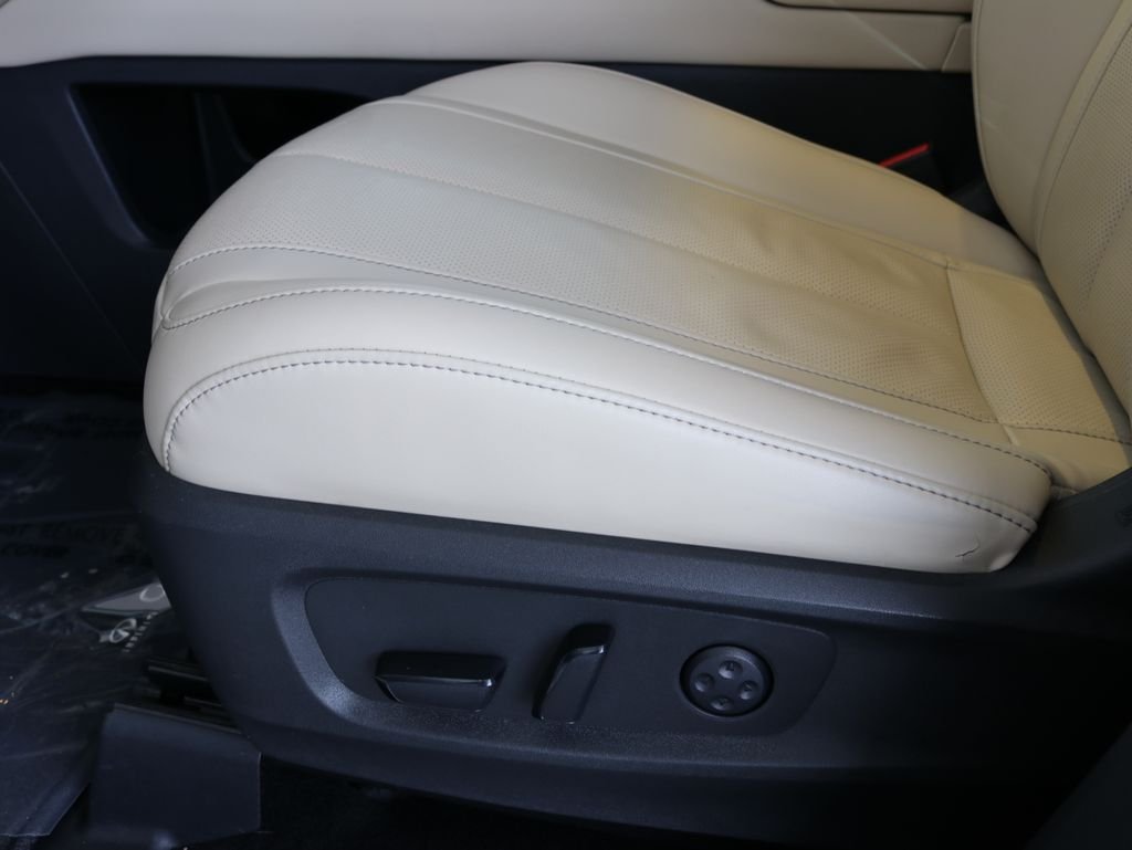 Certified Used 2023 White INFINITI LUXE image 30