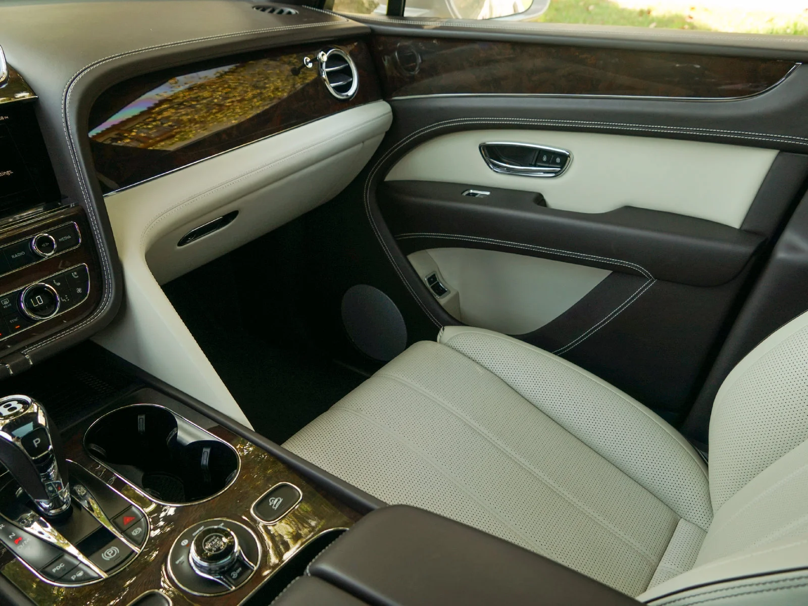 Certified Used 2023 White Sand by Mulliner Bentley  image 14