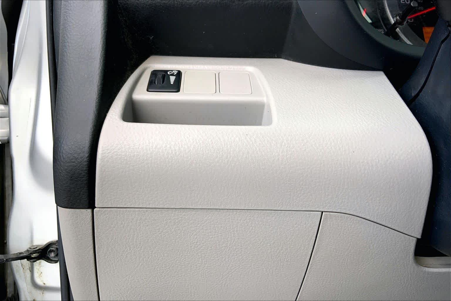 Used 2007 Classic Silver Metallic Toyota Limited image 31