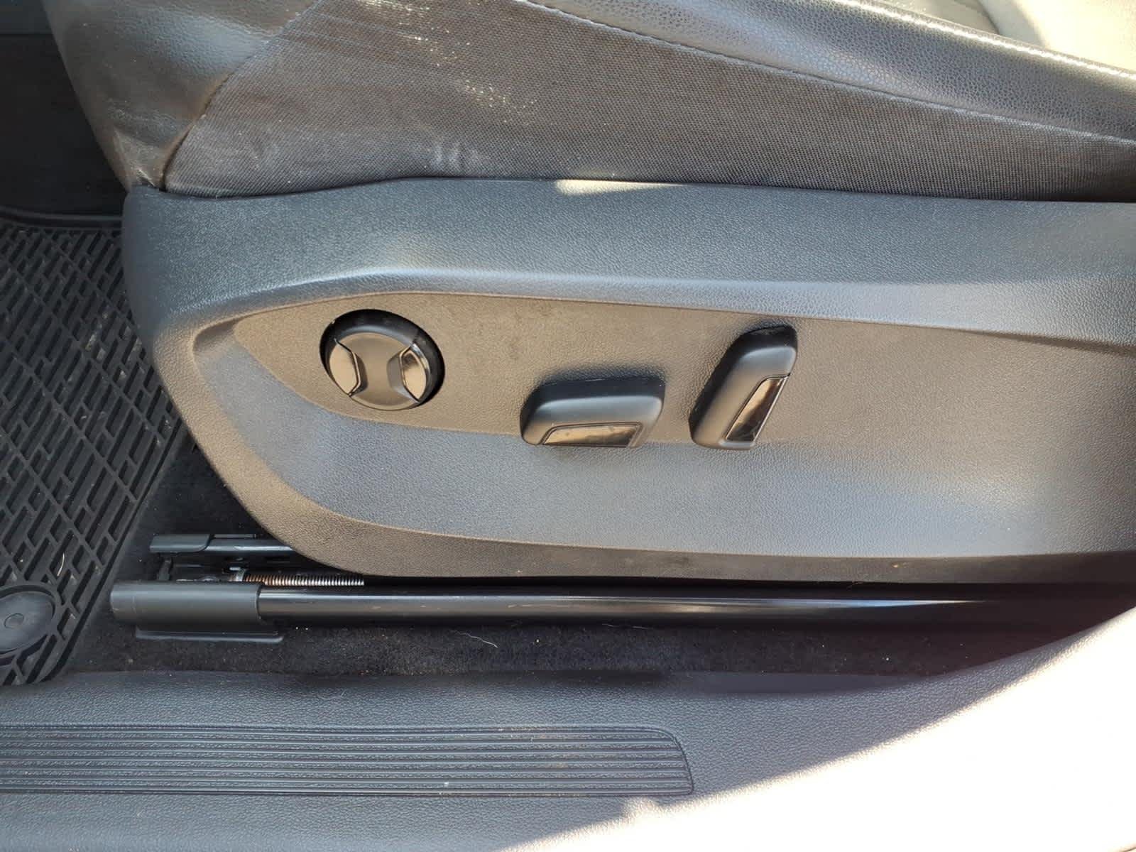 Certified Used 2023 PYRITE SILVER Volkswagen SE image 18