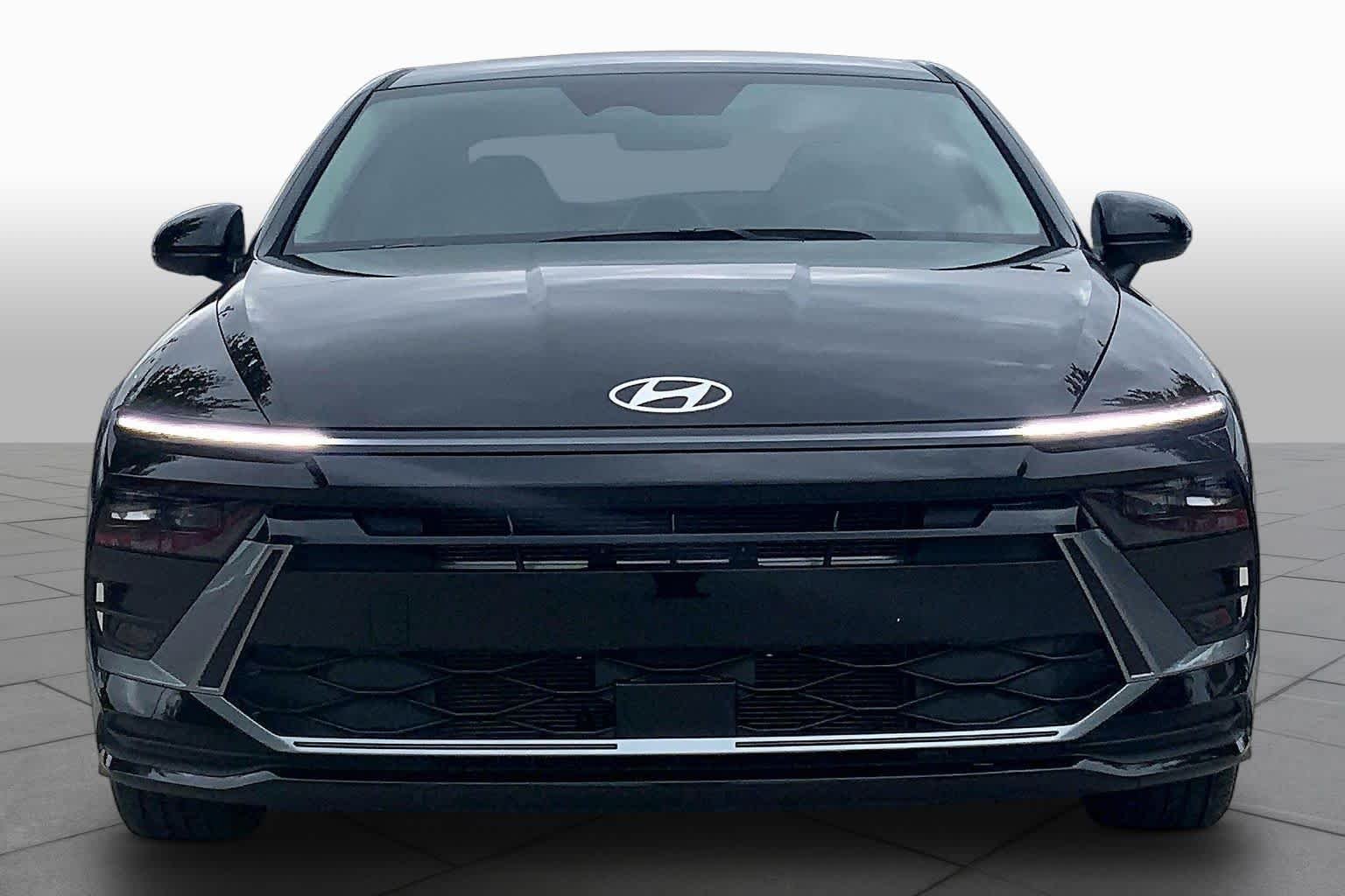 Used 2025 Abyss Black Hyundai SE image 4