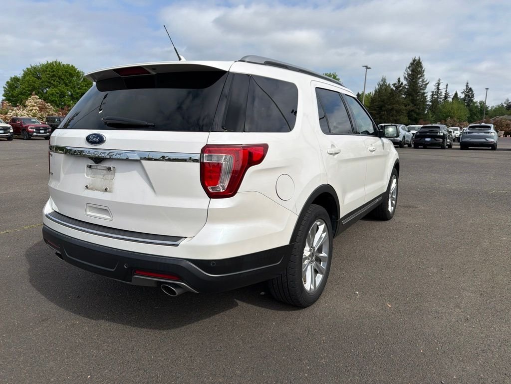 Used 2018 White Platinum Clearcoat Metallic Ford XLT image 5