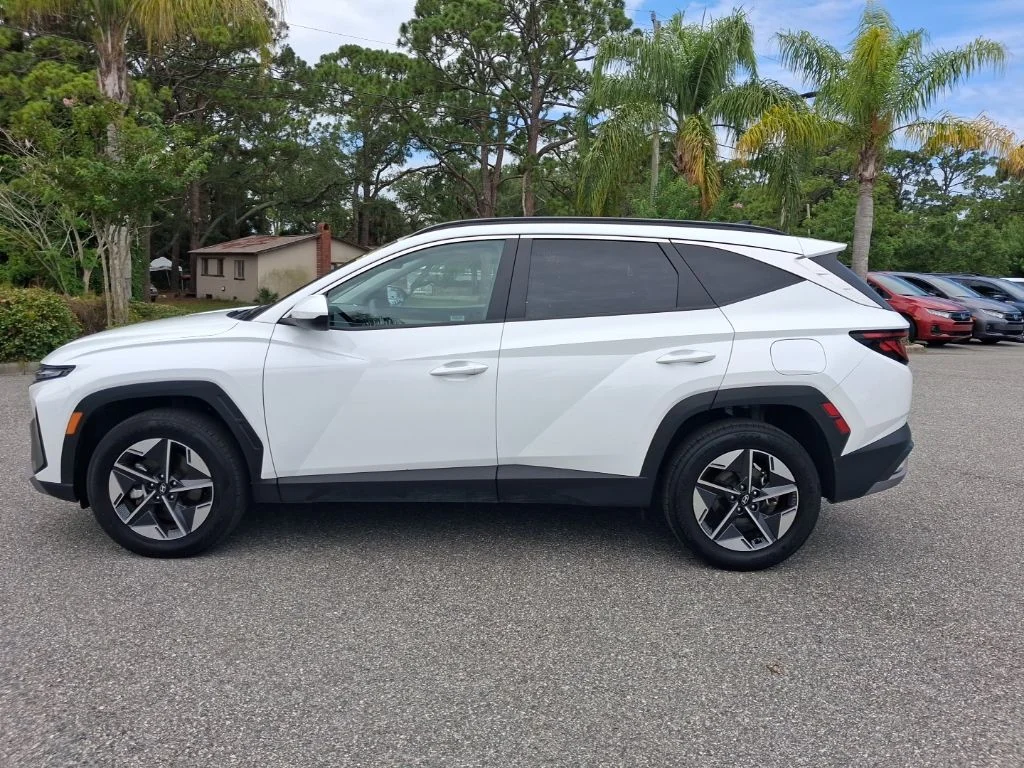 Used 2025 White Hyundai SEL image 8