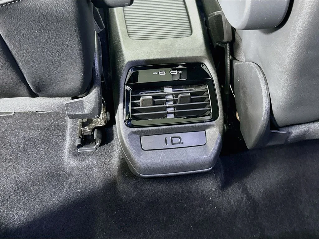 Used 2021 White Volkswagen Pro S image 26