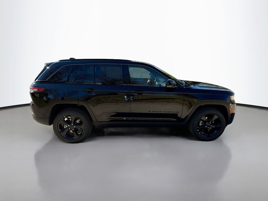 New 2026 Diamond Black Crystal Pearl-Coat Exterior Paint Jeep Limited image 3