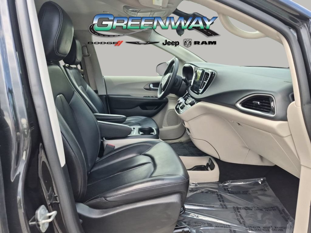 Used 2023 Brilliant Black Crystal Pearlcoat Chrysler Touring L image 7