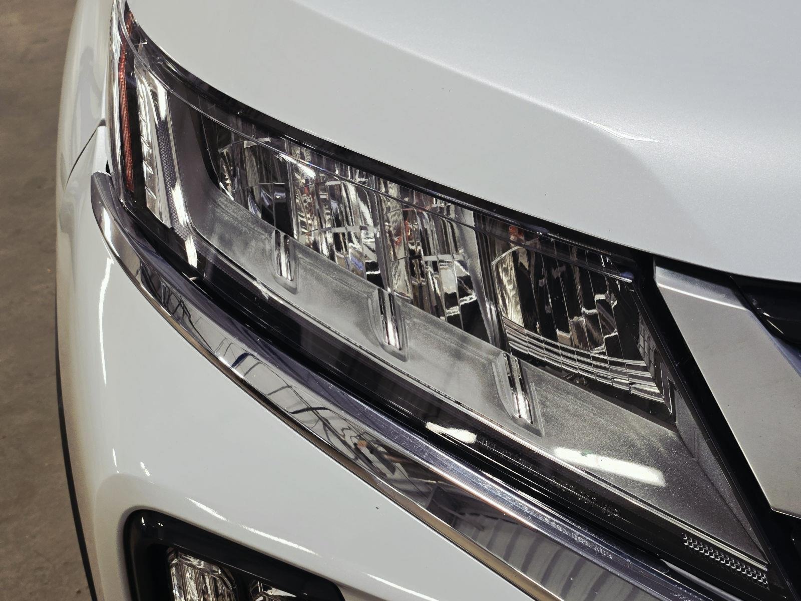 Used 2024 White Diamond Mitsubishi ES image 13