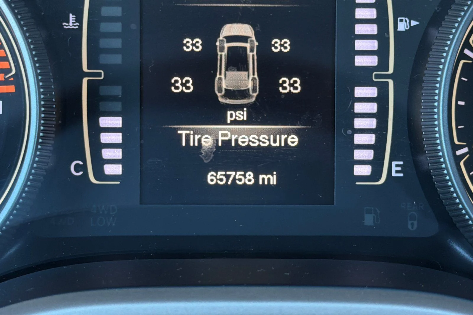 Used 2018 Silver Jeep Latitude image 26