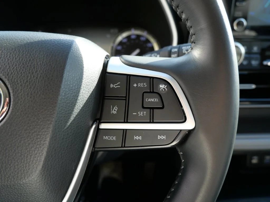 Used 2022 Silver Toyota XLE image 26
