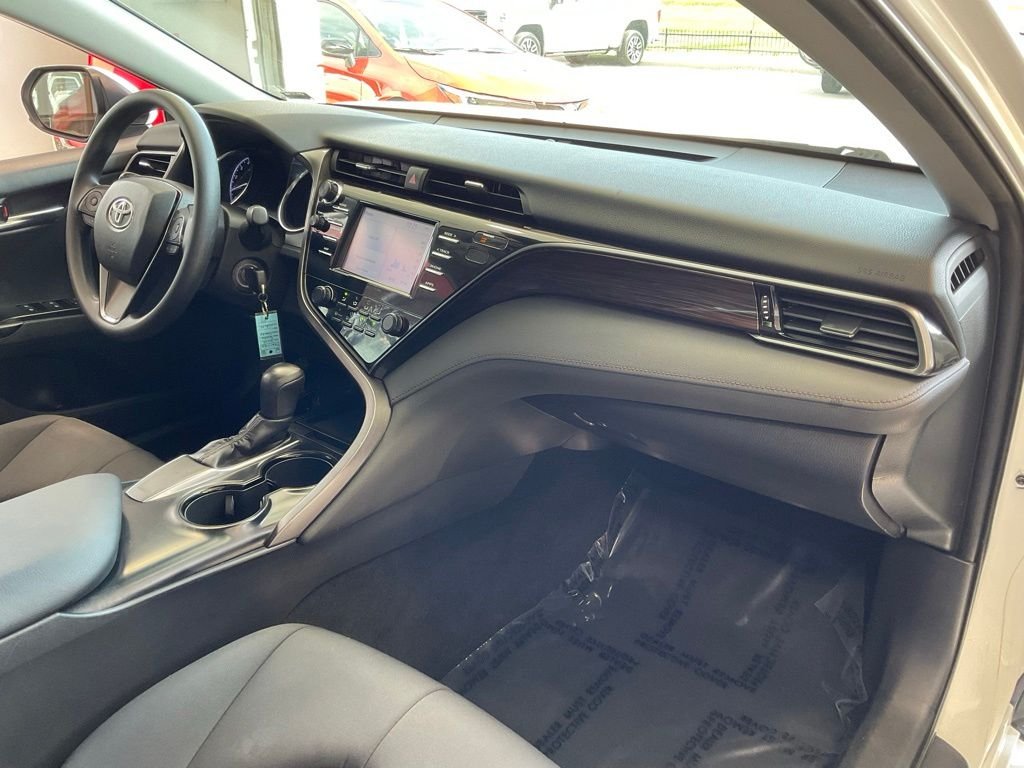 Used 2019 White Toyota LE image 17