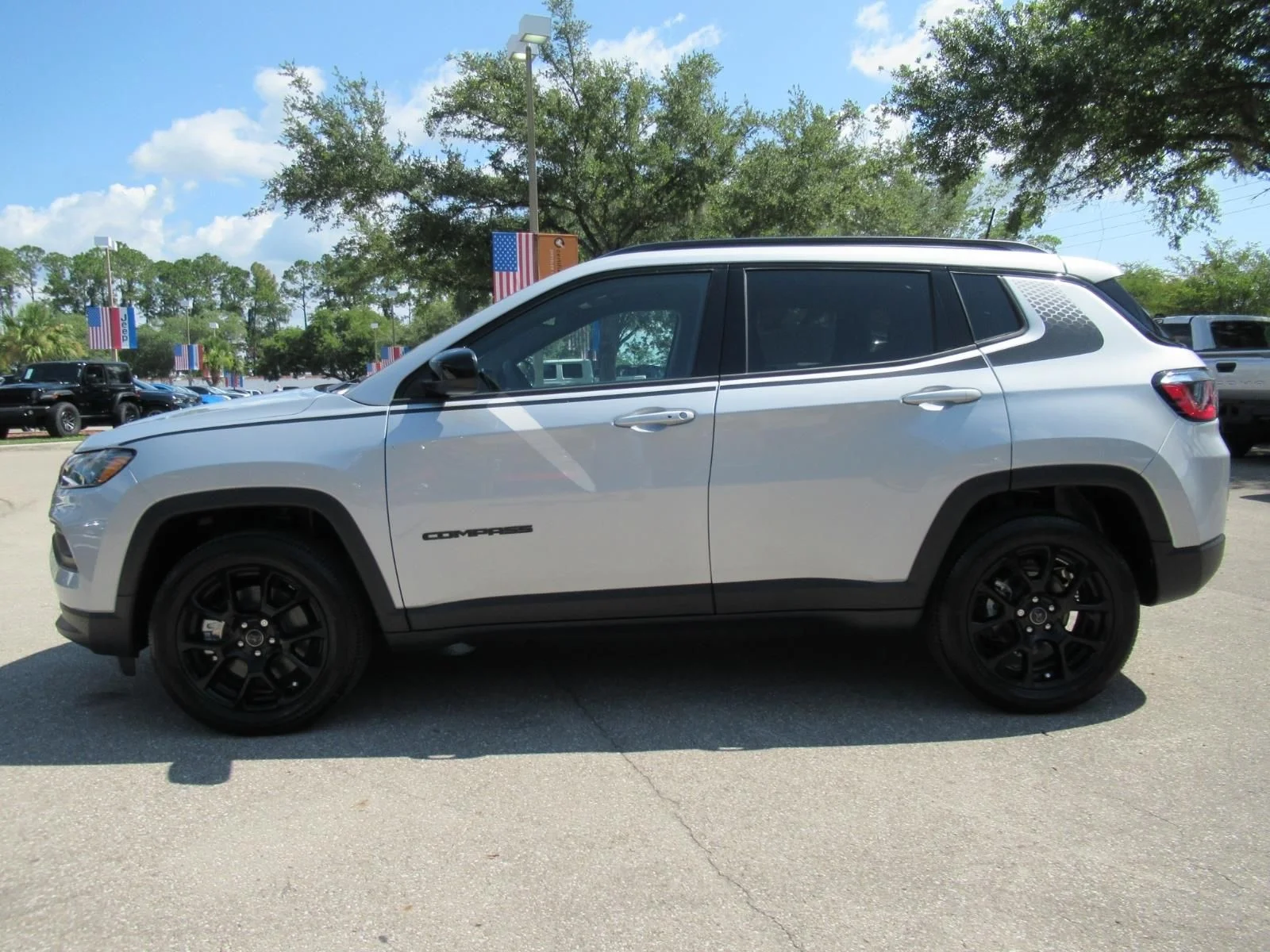 New 2026 Silver Zynith Metallic Clearcoat Jeep Latitude Altitude image 4