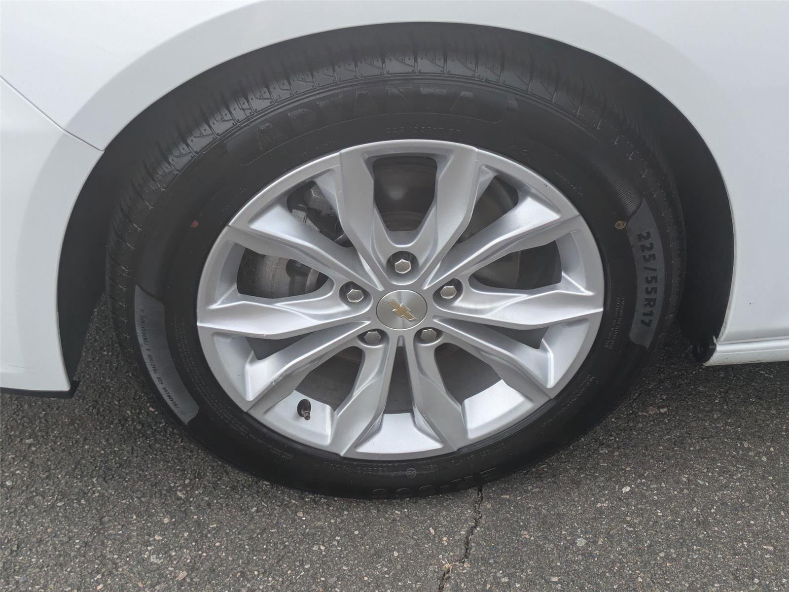 Used 2024 Summit White Chevrolet LT image 11