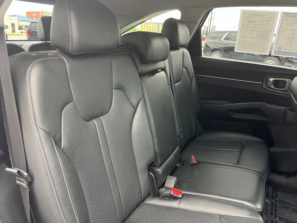 Used 2022 White Kia S image 27