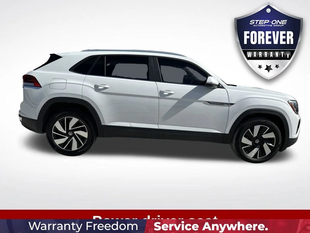 Used 2025  Volkswagen 2.0T SE w/Technology image 8