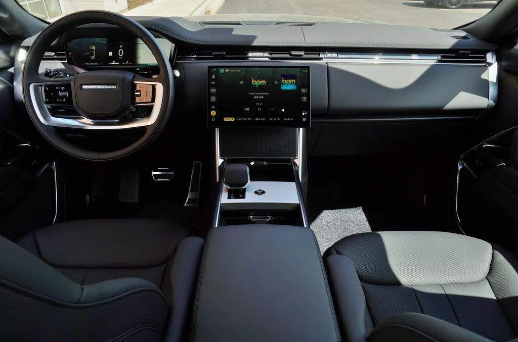 New 2026 Flux Silver Satin Land Rover SE image 9