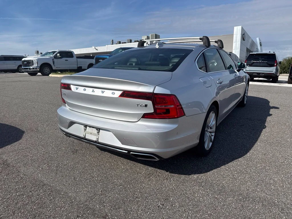 Used 2018 Bright Silver Metallic Volvo T6 Momentum image 2