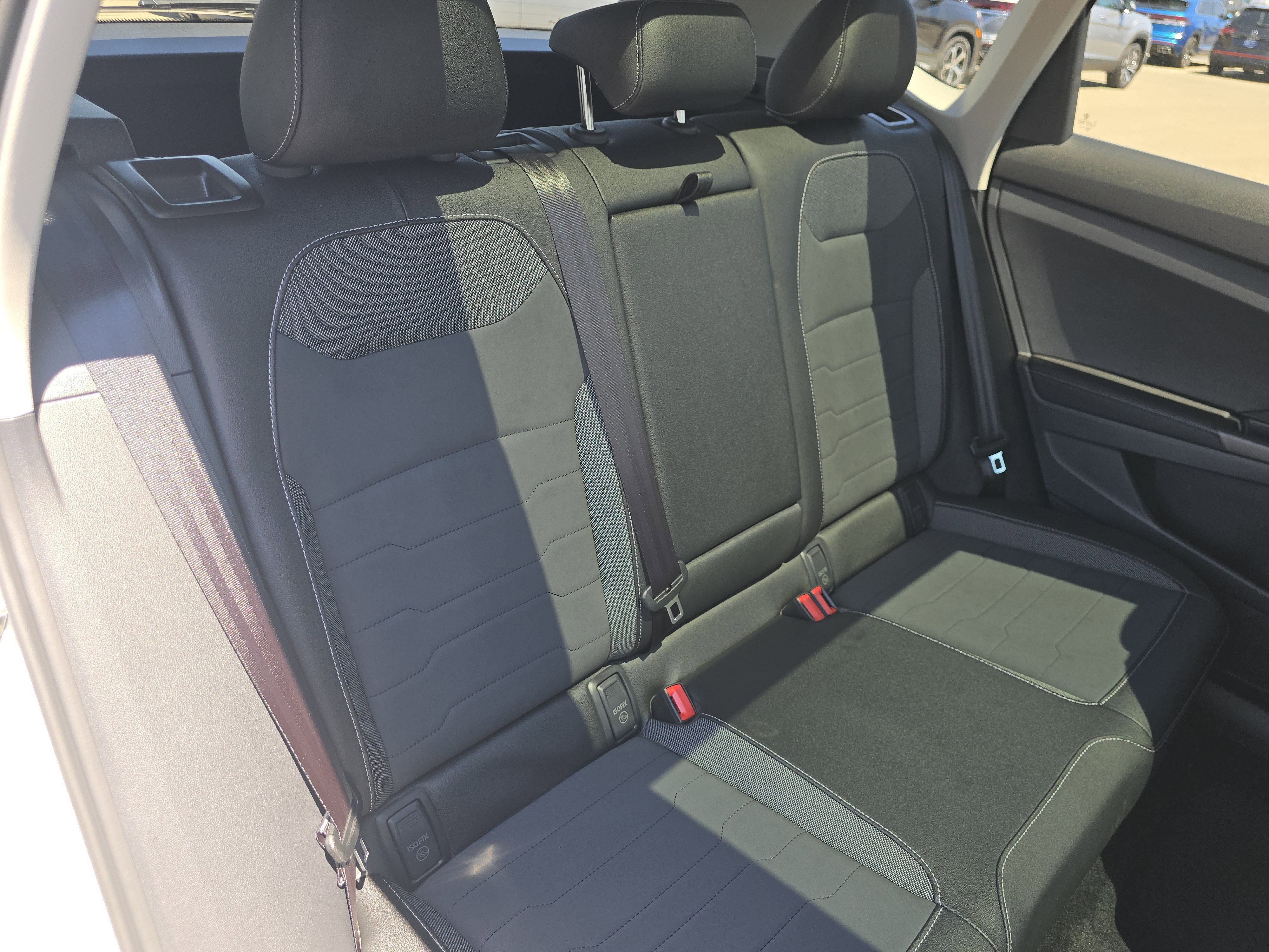 New 2026 Pure White w/Deep Black Roof Volkswagen SE Black image 18