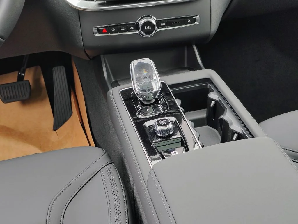 New 2026 Crystal White Volvo Plus image 28