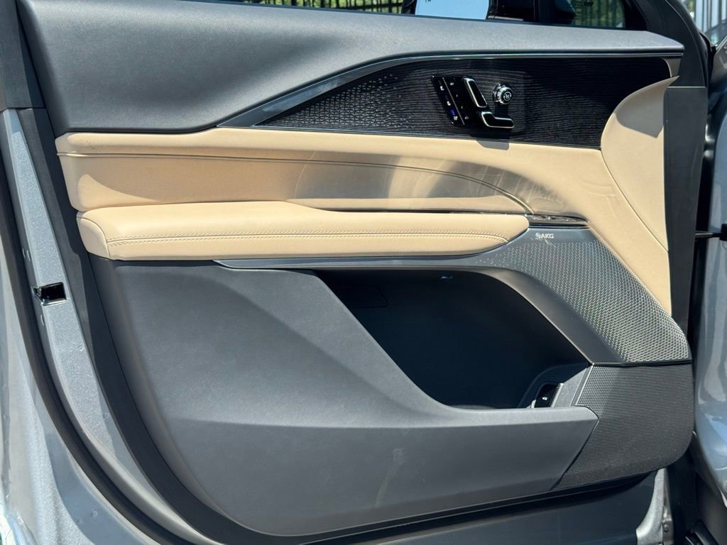 2025 Cadillac LYRIQ Luxury 3 - Photo 17