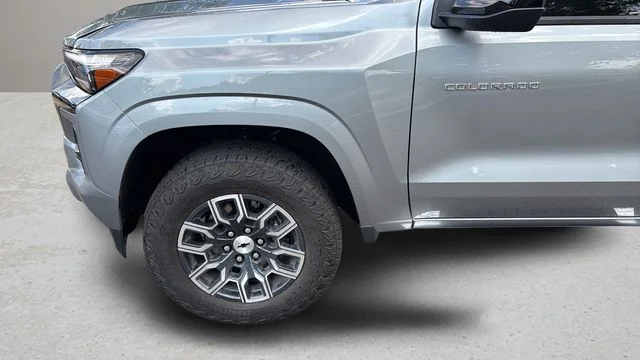 Used 2024 Gray Chevrolet Z71 image 28