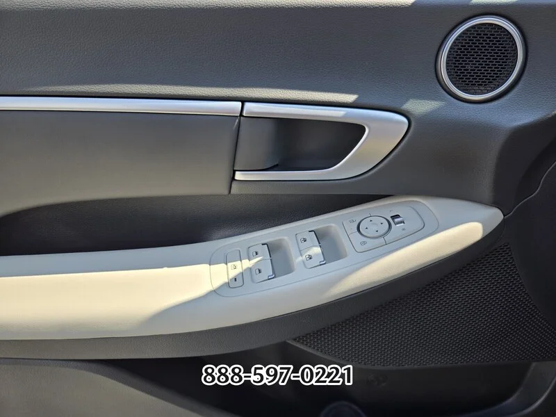 Used 2025 Silver HYUNDAI SEL image 31