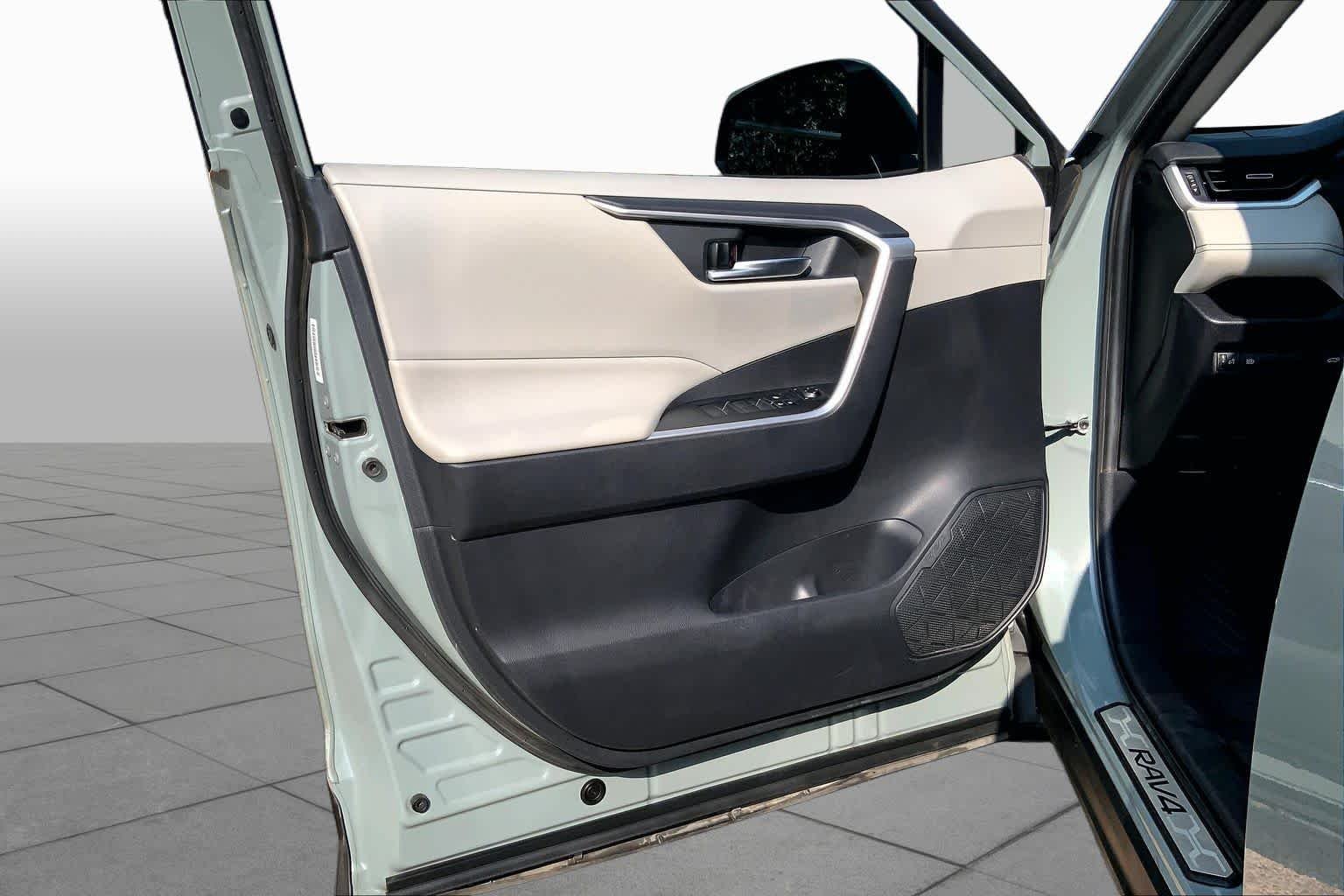 Used 2019 Lunar Rock Toyota XLE Premium image 22
