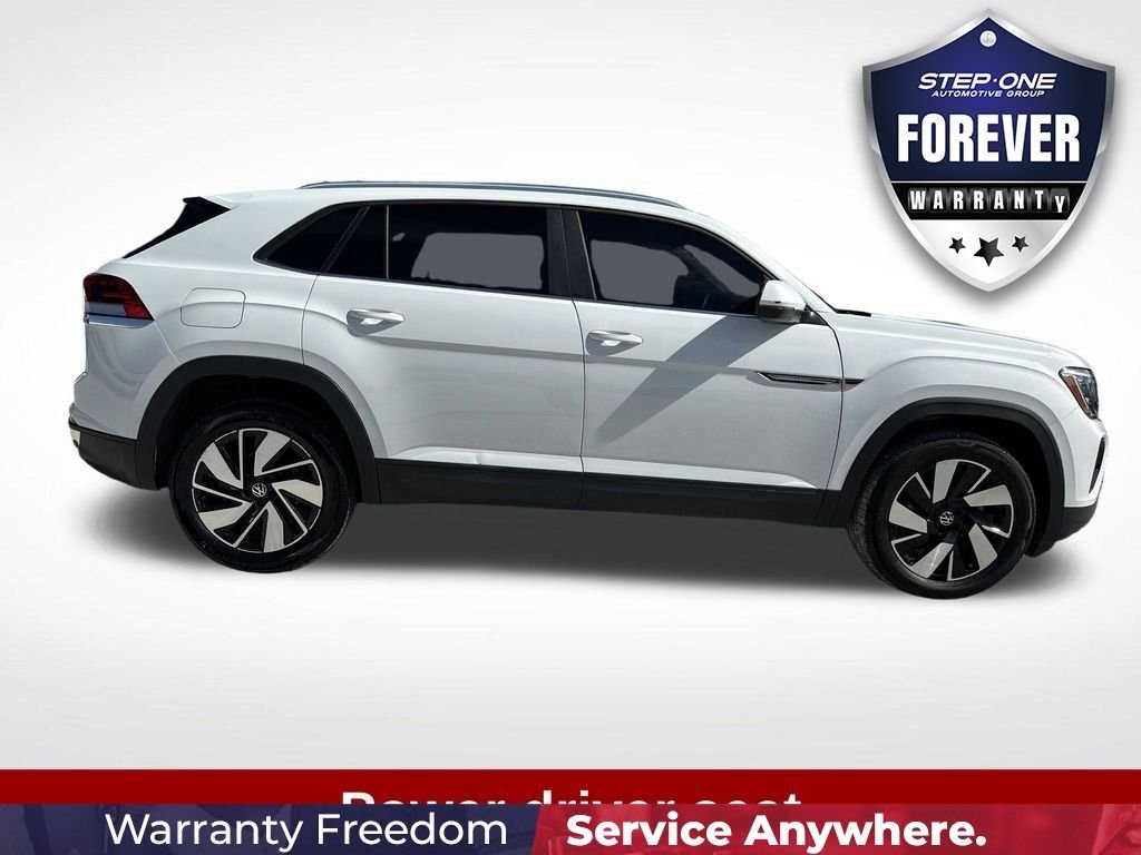 Used 2025  Volkswagen 2.0T SE w/Technology image 8
