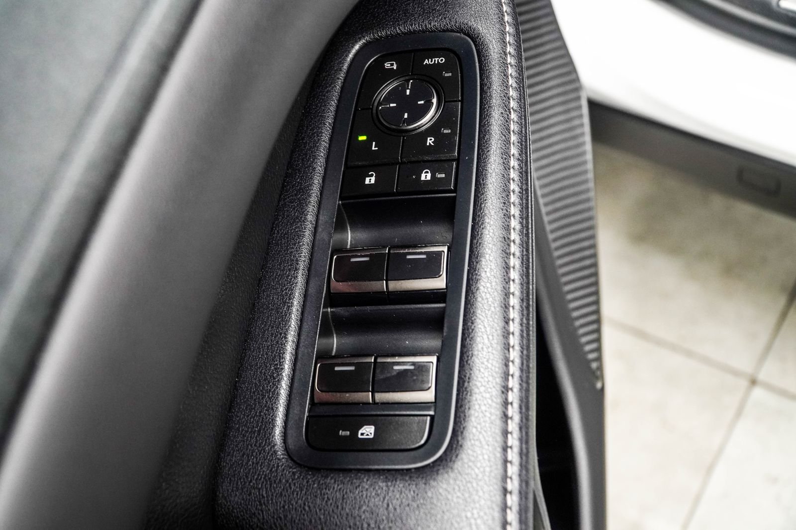 Used 2024 White Lexus 500h F SPORT Performance image 32
