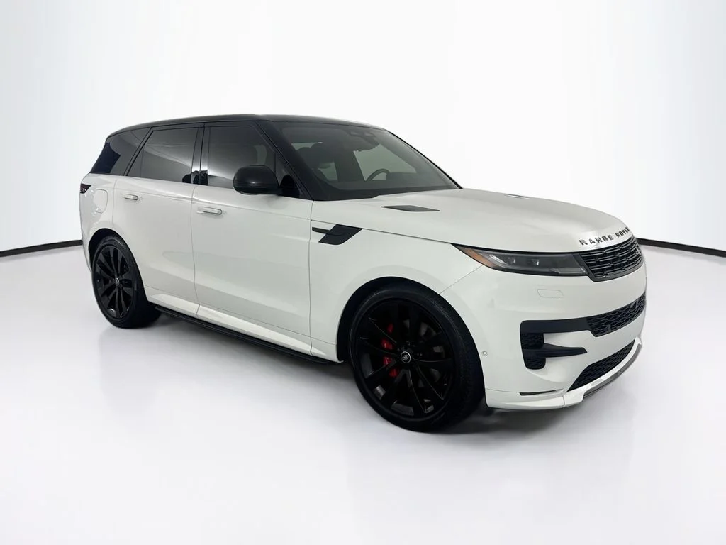 Used 2024 White Land Rover Dynamic SE image 3