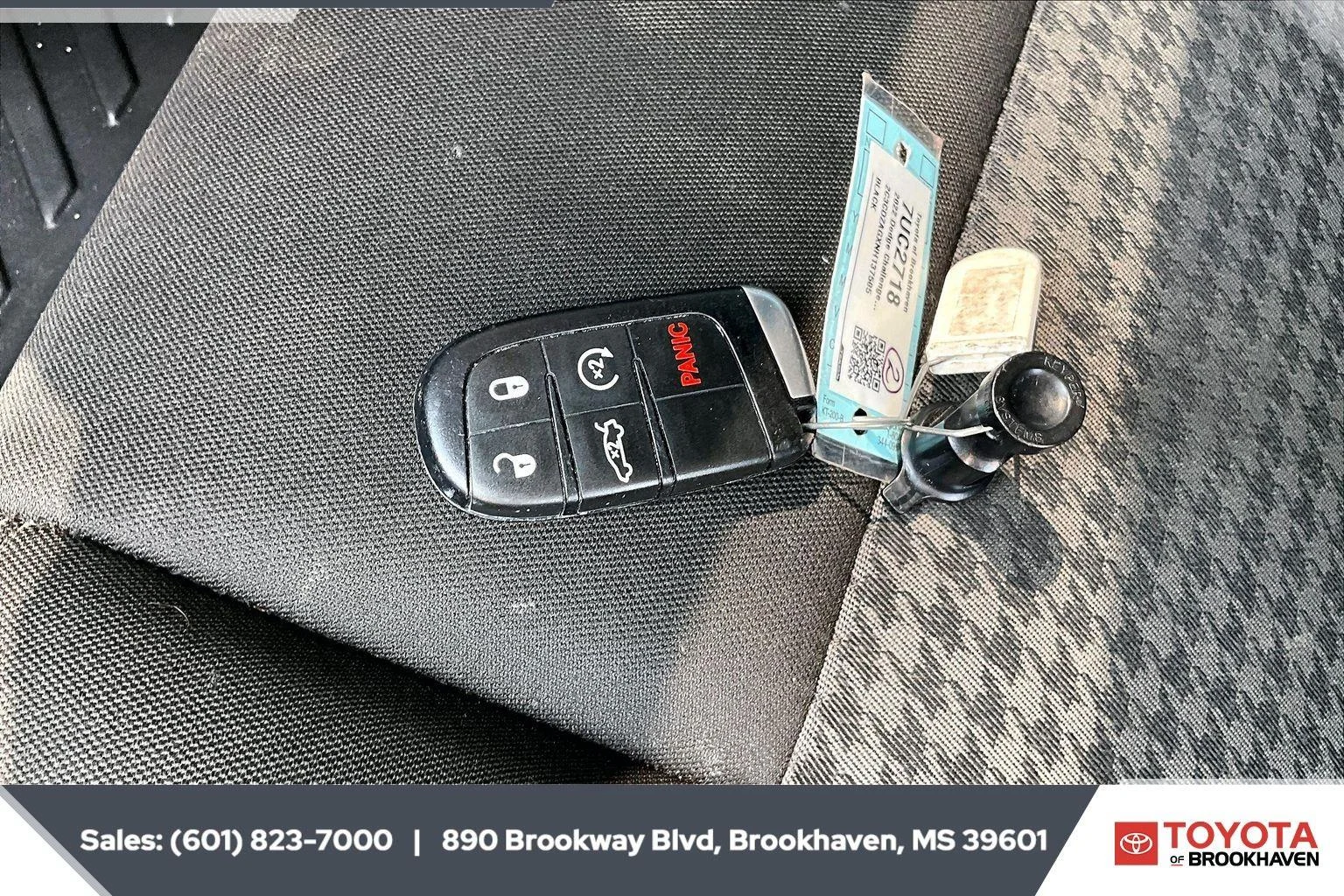 Used 2022 Pitch Black Clearcoat Dodge SXT image 9