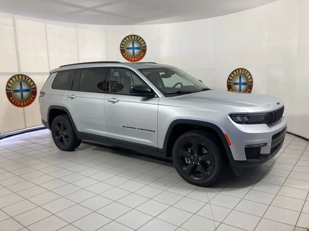 Used 2022 Silver Jeep Limited image 20