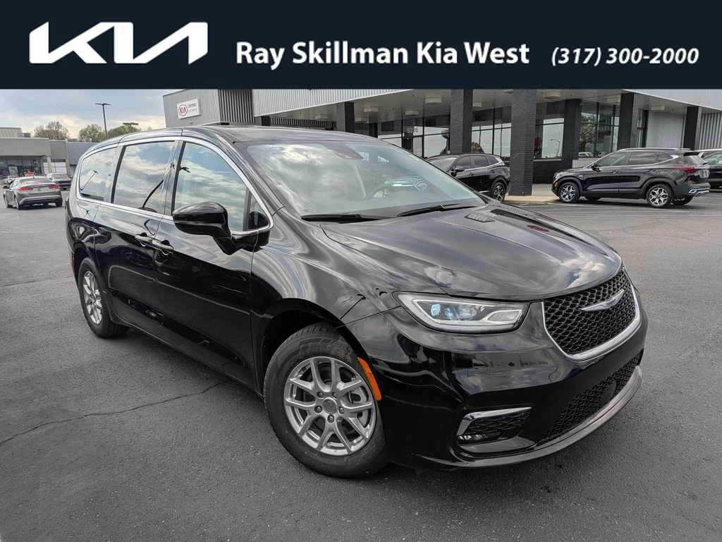 2024 Chrysler Pacifica Touring L's photo