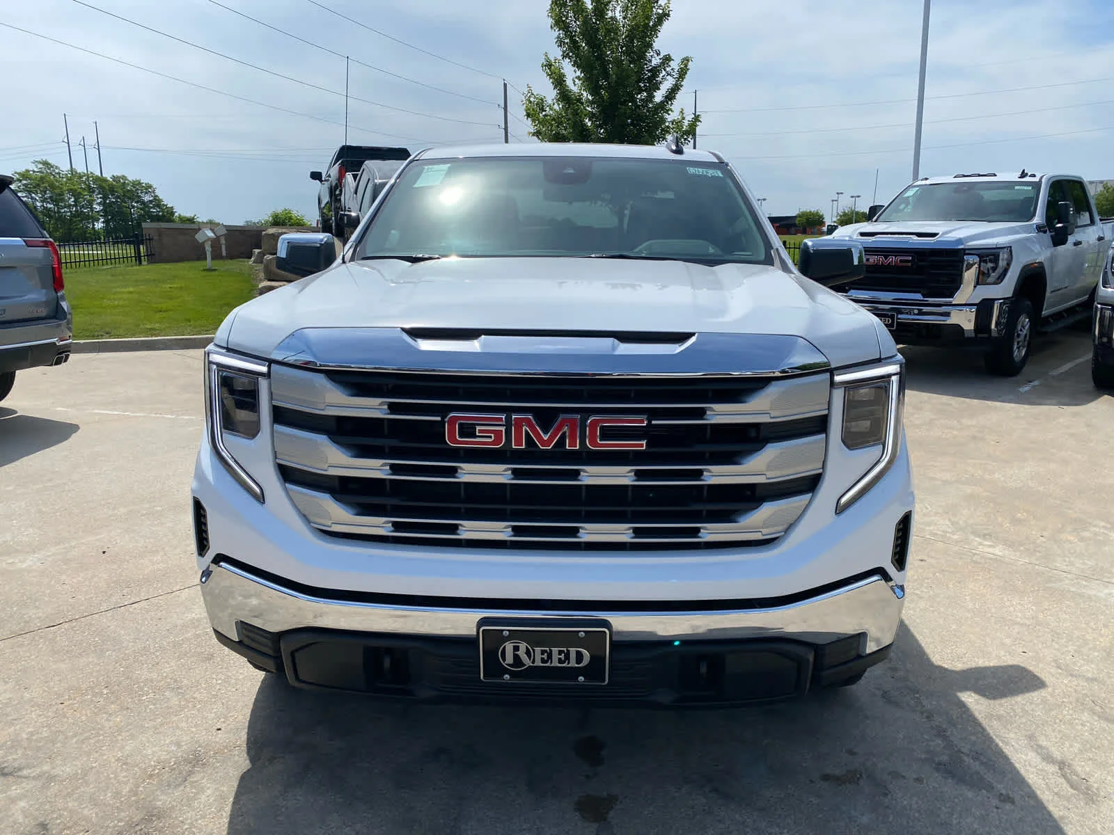 New 2026 Summit White GMC SLE image 2