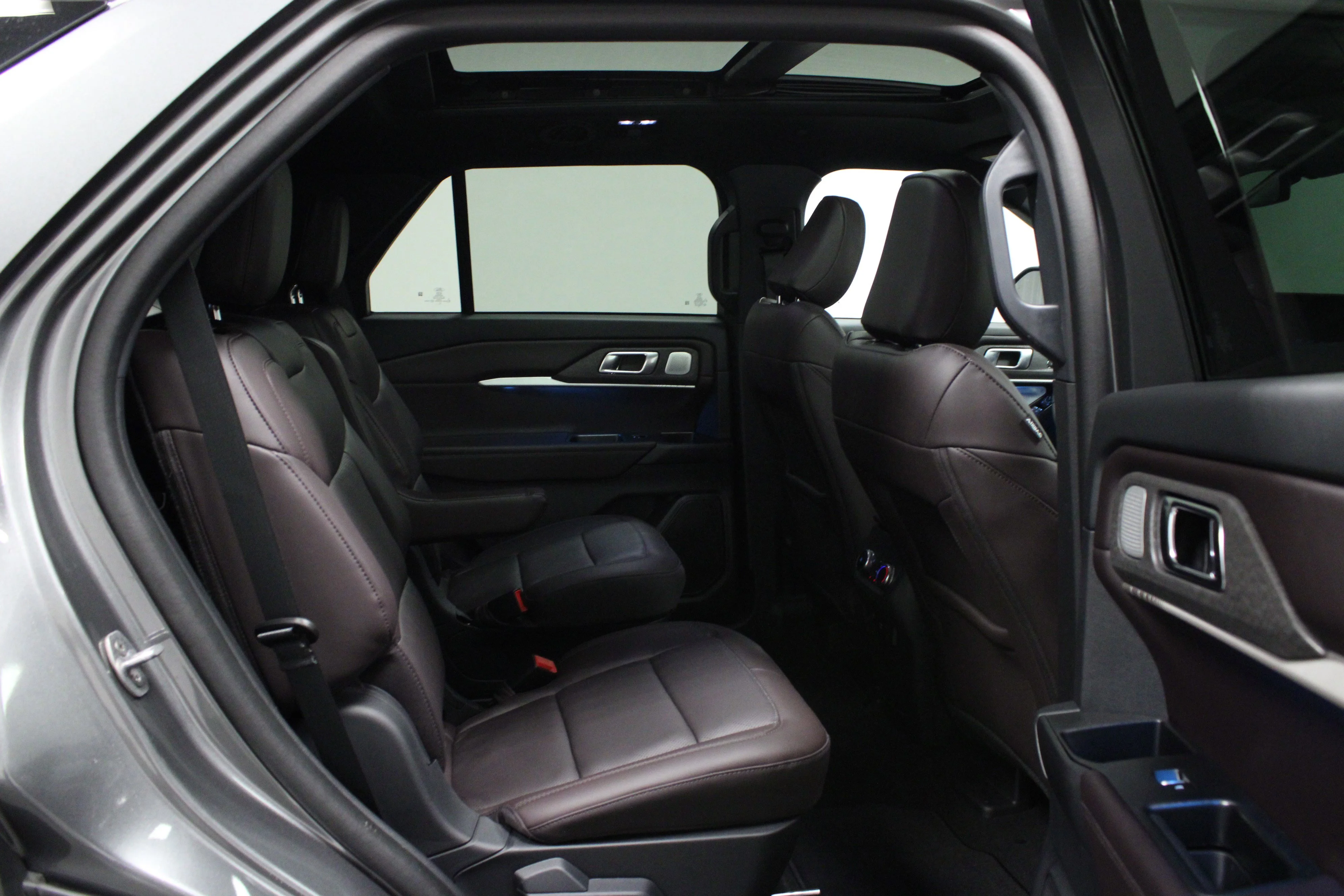 Used 2025 Gray Metallic Ford Platinum image 16