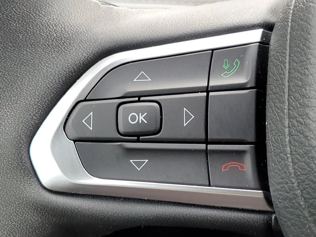 Used 2024  Jeep Limited image 17